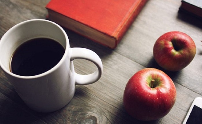 Mana Lebih Sehat untuk Sarapan Pagi, Kopi atau Apel?