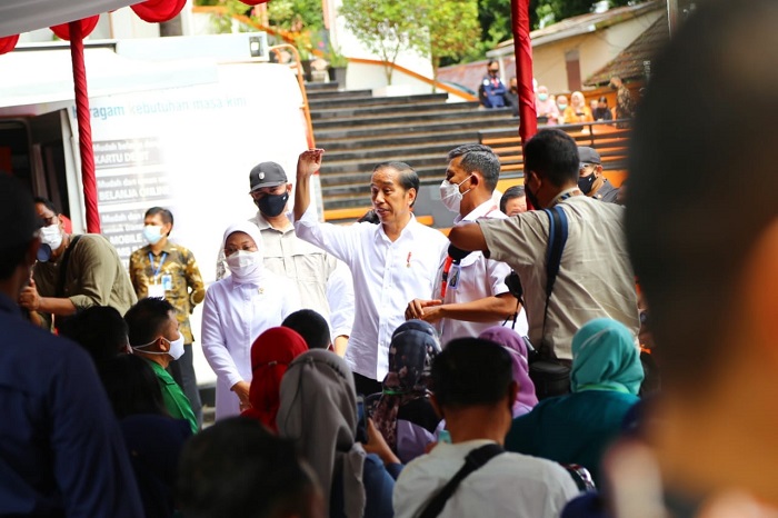 Menaker Dampingi Presiden Tinjau Penyaluran BSU di Kota Balikpapan