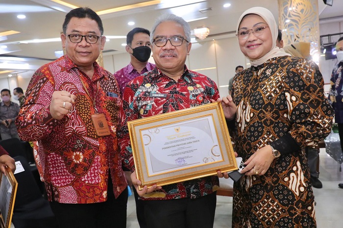 Menaker Serahkan Penghargaan IPK Tahun 2021 Pada 13 Provinsi