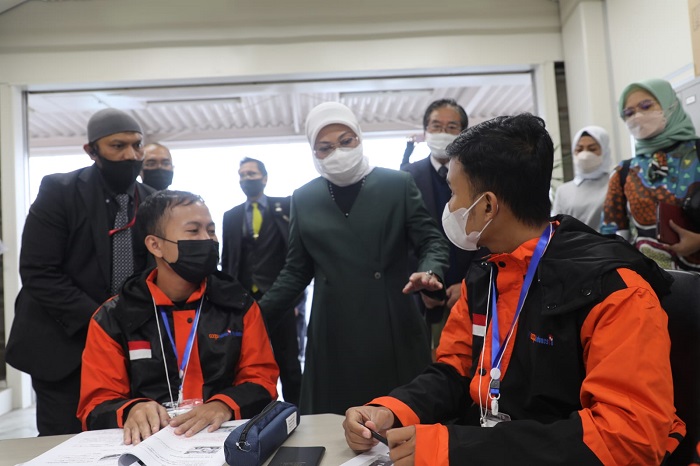 Menaker Kunjungi Peserta Magang Bidang Tata Operasi Darat di Bandara Narita