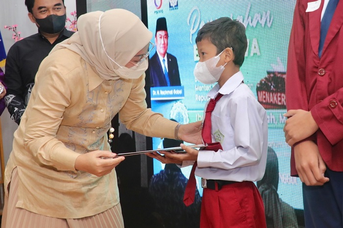 Apresiasi PT Panasonic, Menaker Serahkan Beasiswa kepada 221 Pelajar