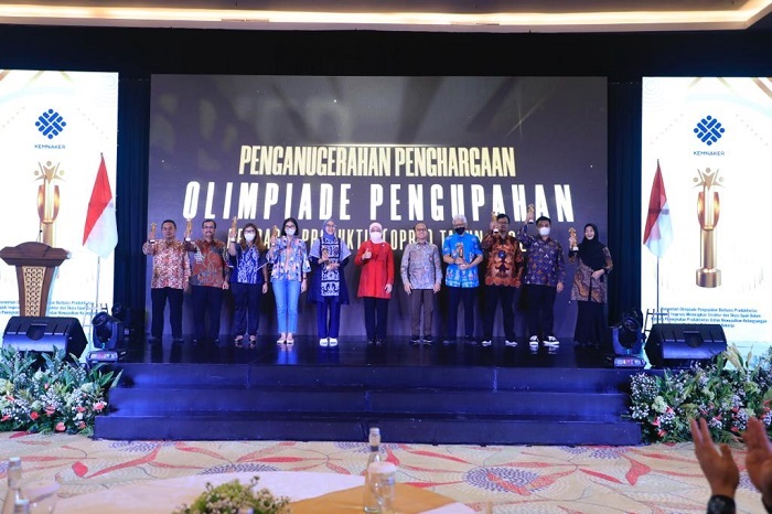 Menaker Beri Penghargaan kepada 9 Perusahaan Telah Terapkan Pengupahan Berbasis Produktivitas