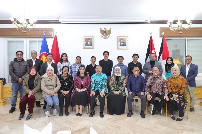 Menaker Diskusikan Potensi Kerja Garmen bagi PMI dengan Dubes RI untuk Yordania