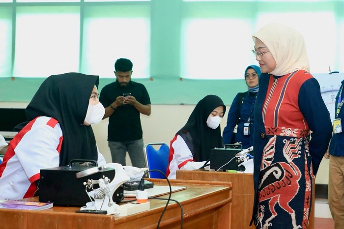 Menaker Ida Fauziyah Kunjungi Workshop Alat Berat di BPVP Kendari