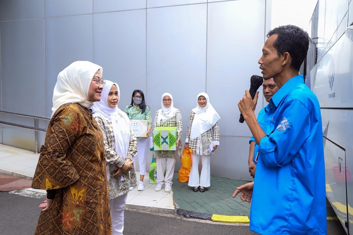 Menaker Serahkan Paket Ramadan Kepada Pengemudi Hingga Petugas Kebersihan
