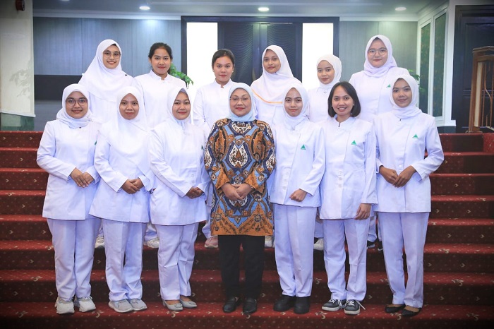 Menaker Lepas Keberangkatan Perawat Sektor Formal Pertama Kali ke Singapura