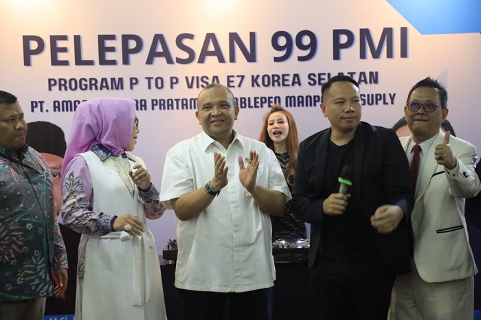 Gunakan Visa E-7, Wamenaker Lepas Keberangkatan 90 PMI ke Korea