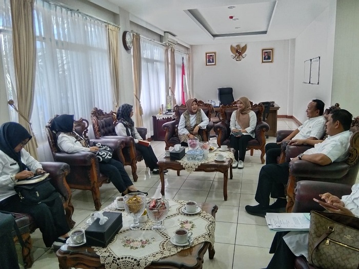 Dinsos Karawang Konsultasikan Akreditasi LKSA dan Sertifikasi Tenaga Sosial ke Poltekesos Bandung