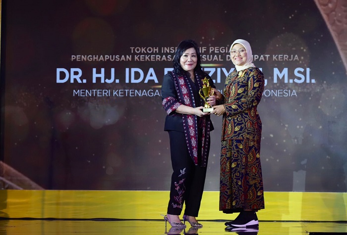 Menaker Ida Fauziyah Raih Anugerah Perempuan Hebat Indonesia 2023