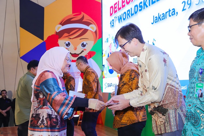 Menaker Serahkan Langsung Penghargaan Kepada Peraih Medali WSA 2023