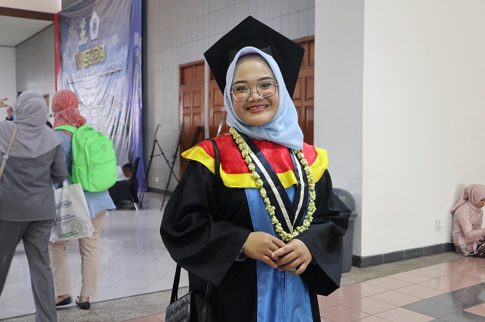 Sekar Raih IPK 3,97 Jadi Lulusan Terbaik Wisuda Poltekesos Bandung Tahun 2023