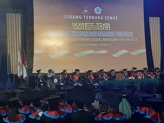 Pesan Mendalam Mensos Saat Mewisuda Ratusan Mahasiswa Poltekesos Bandung