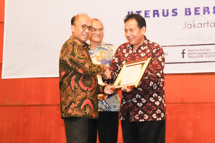 Kemnaker Beri Penghargaan kepada 86 PNS Purna Tugas