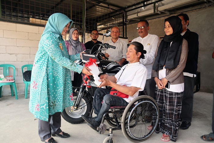 PPM Poltekesos Berikan Bantuan Motor Roda 3 Pada Ajo Penyandang Disabilitas Fisik