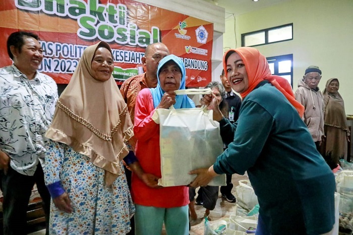 Poltekesos Bandung Berikan Bansos Paket Sembako di Tiga Desa Kecamatan Ciater