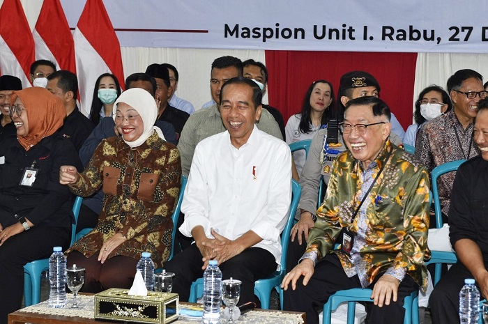 Kunker ke PT Maspion, Menaker Dampingi Presiden Jokowi Makan Siang Bareng Ratusan Pekerja