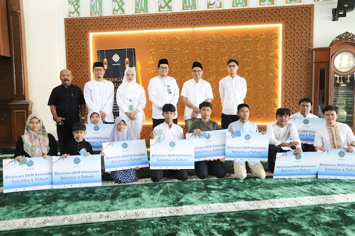 Peduli Generasi Penerus Bangsa, Menaker Bagikan Beasiswa Pendidikan bagi Putra-Putri Pegawai Kemnaker
