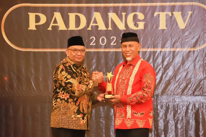 Peduli SDM, Wamenaker Terima Anugerah sebagai Tokoh Minang Nasional