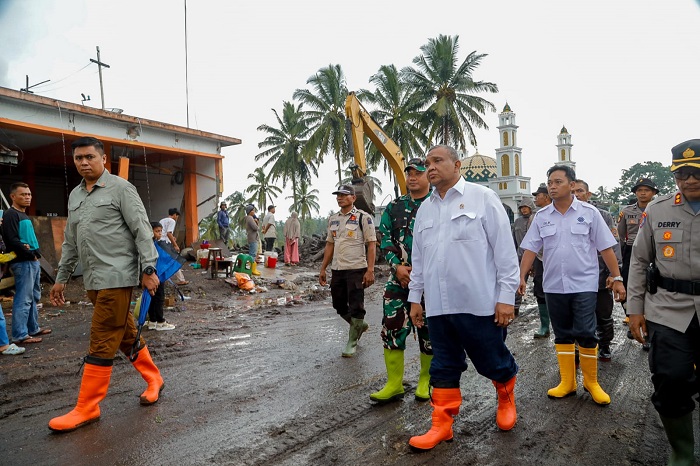 Wamenaker Tinjau Lokasi dan Berikan Bantuan Kemanusiaan di Sumbar