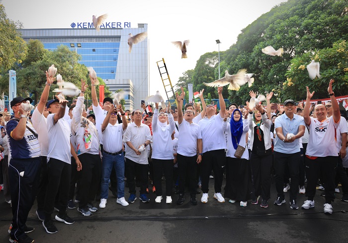Peringati HUT ke-79 RI dan HUT ke-77 Kemnaker Gelar Jalan Sehat