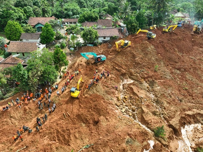27 Warga Diduga Masih Tertimbun Longsor di Banjarnegara